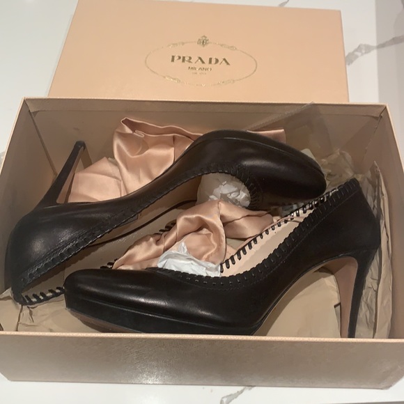 Prada black leather pumps - Picture 3 of 6